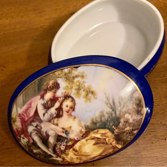 Porcelain Antique Limoges Trinket Box Oval cobalt, courting couple - Picture 6 of 6